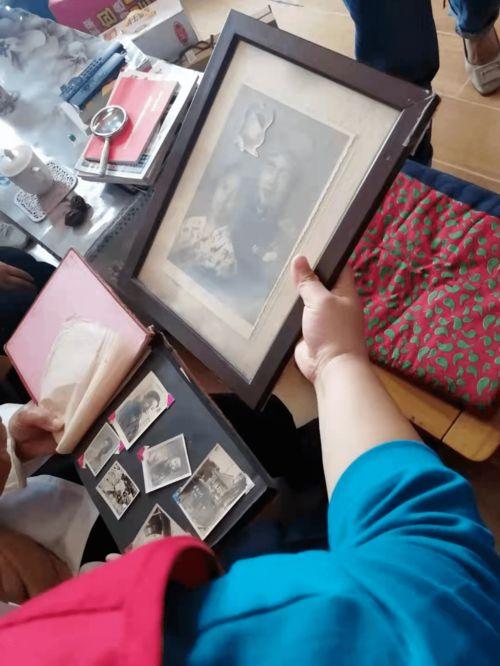 吃蜜瓜听导游讲解,品味甘甜，聆听导游智慧讲解